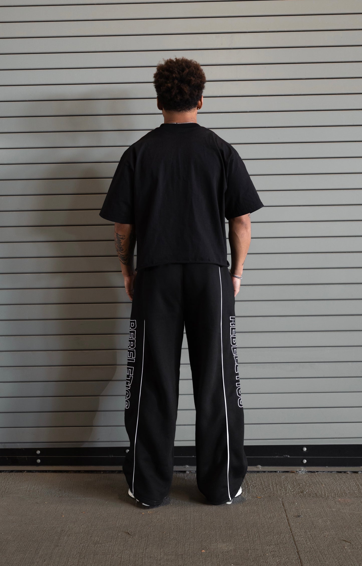 REBELETICS BAGGY SWEATPANTS - BLACK