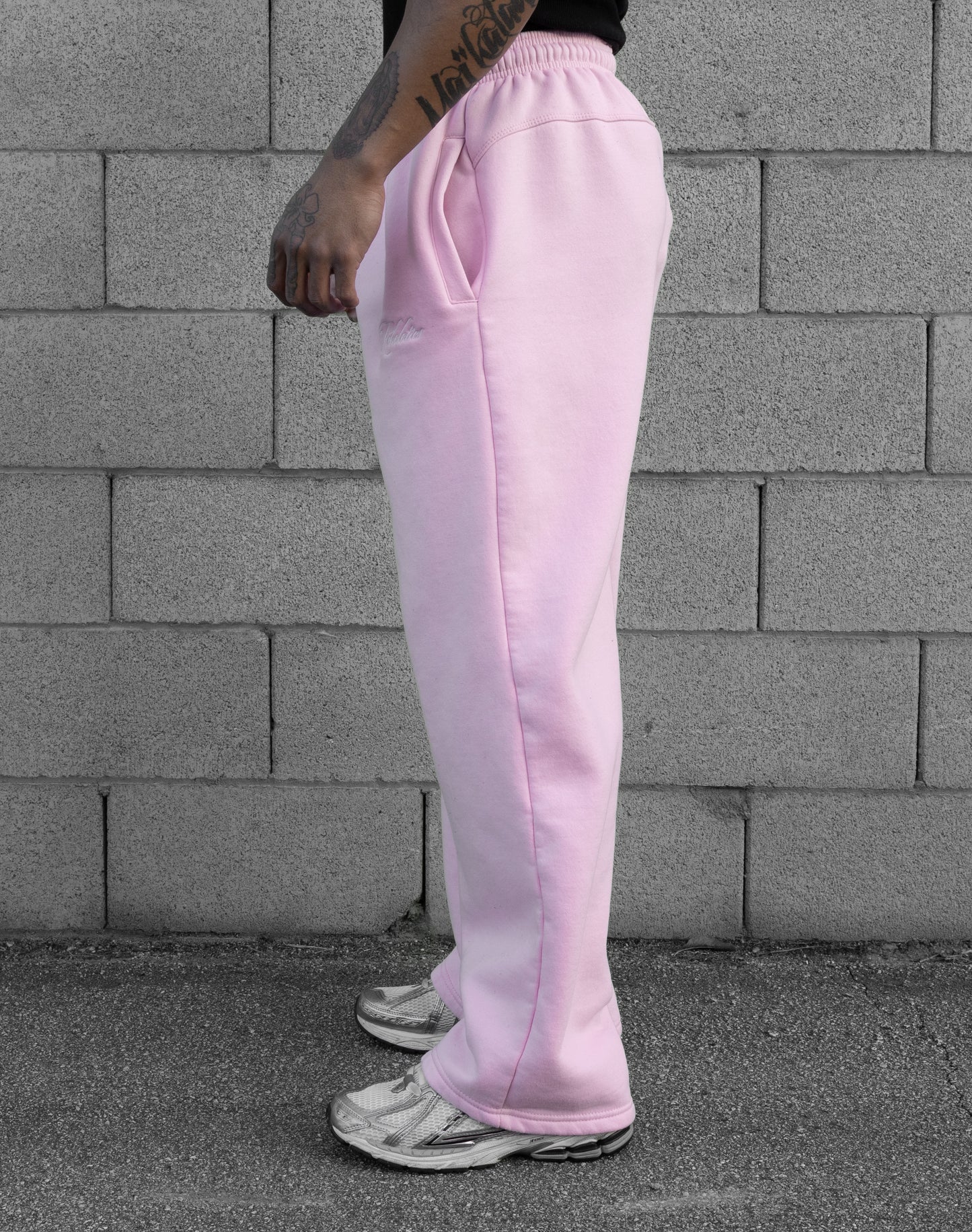 REBELETICS BAGGY SWEATPANTS - BABY PINK