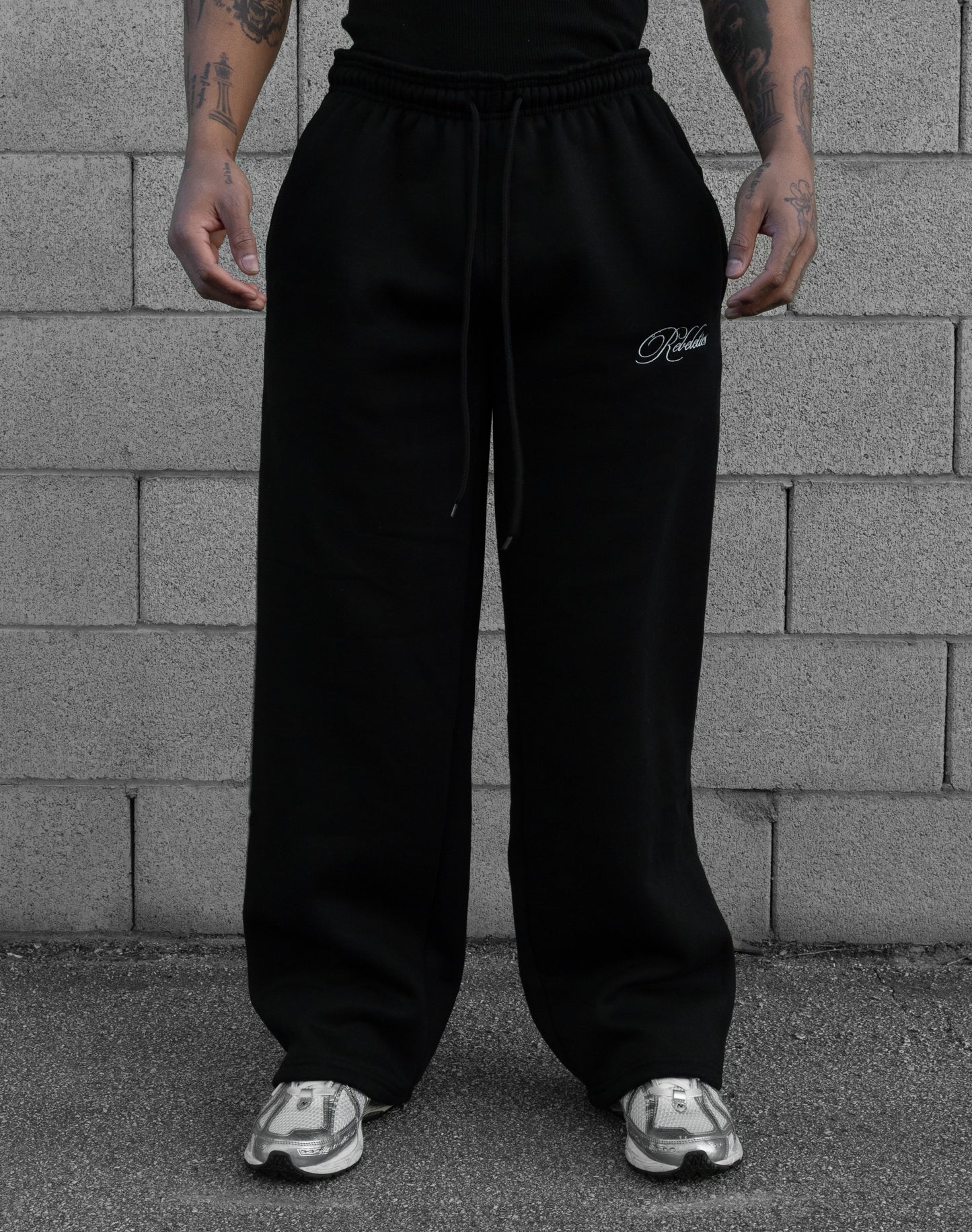 REBELETICS BAGGY SWEATPANTS - BLACK