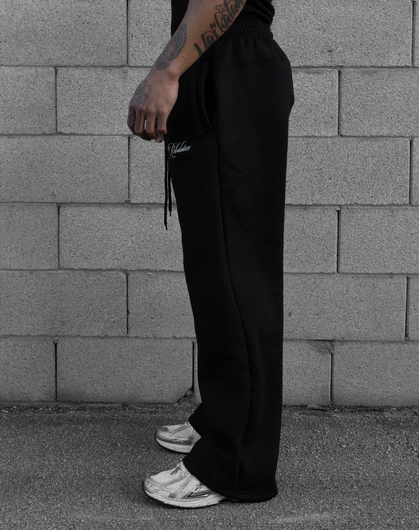 REBELETICS BAGGY SWEATPANTS - BLACK