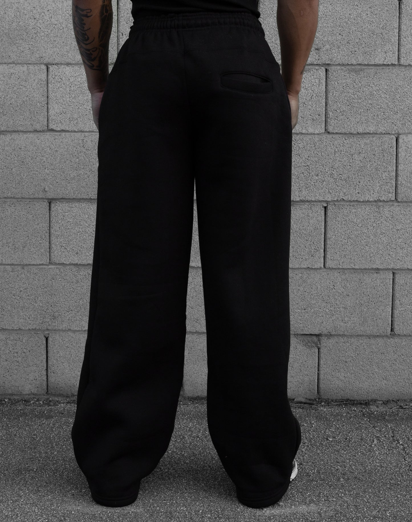 REBELETICS BAGGY SWEATPANTS - BLACK