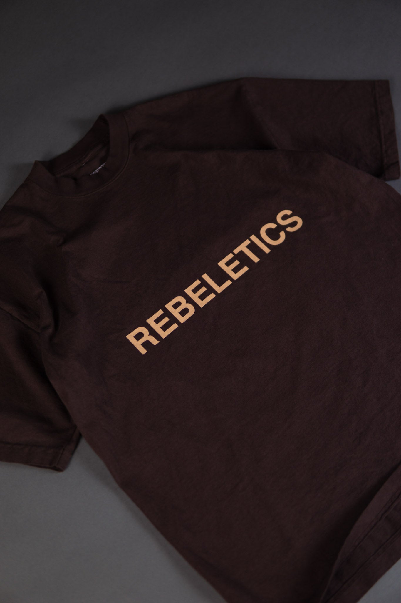 REBELETICS " RBL ATHL " T-SHIRT - CHOCOLATE