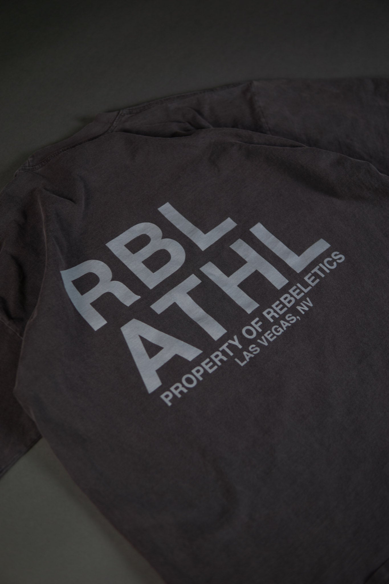 REBELETICS " RBL ATHL " T-SHIRT - VINTAGE BLACK